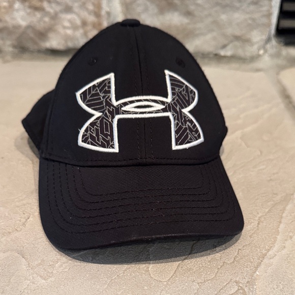 Youth Under Armour Black Hat with White Logo - Picture 1 of 5